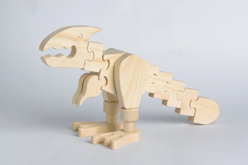 Sklopljeni drveni T-Rex, pogled iz ugla